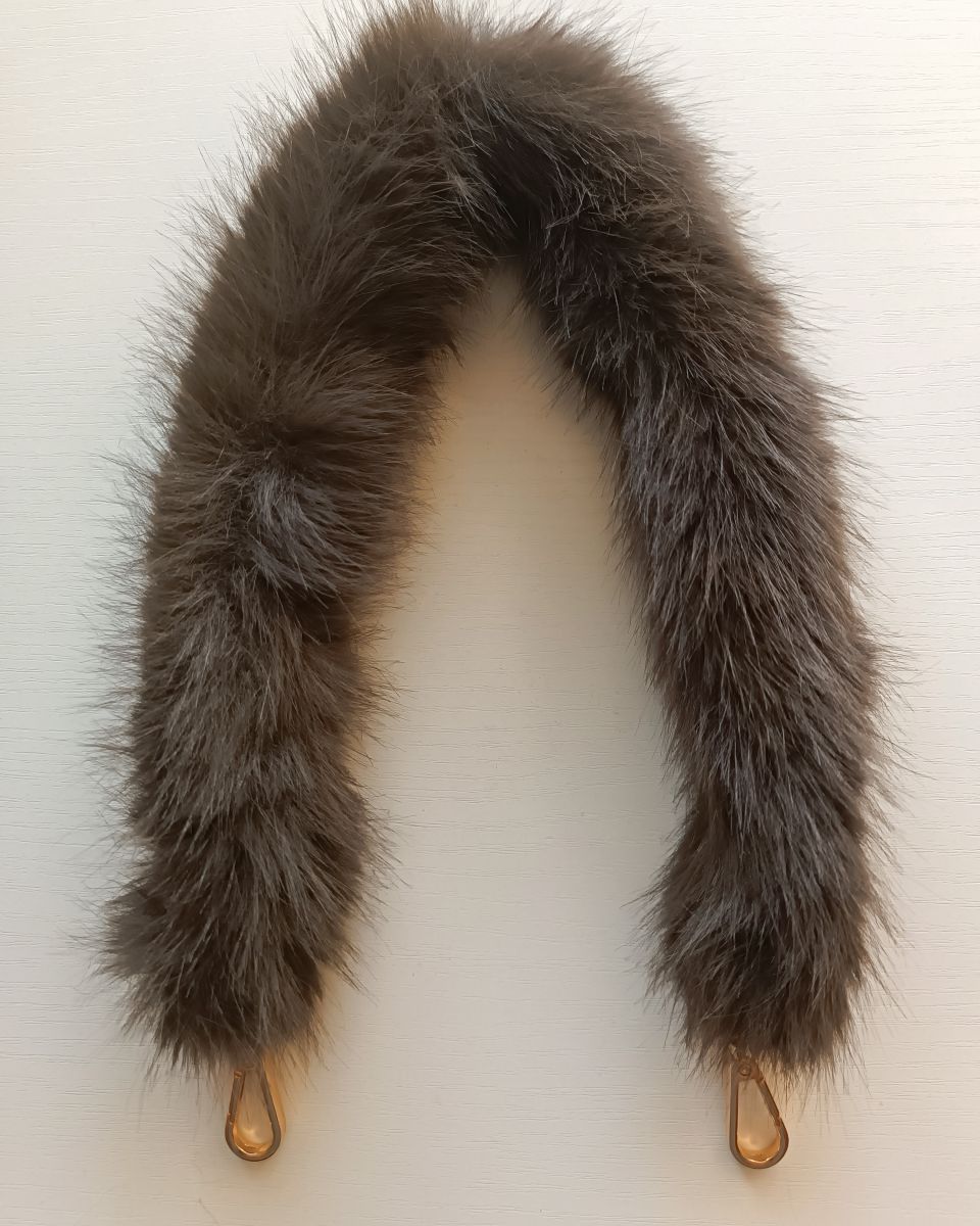 Futrzana rączka z karabińczykami - 65 cm - Kolor kawy (07 )