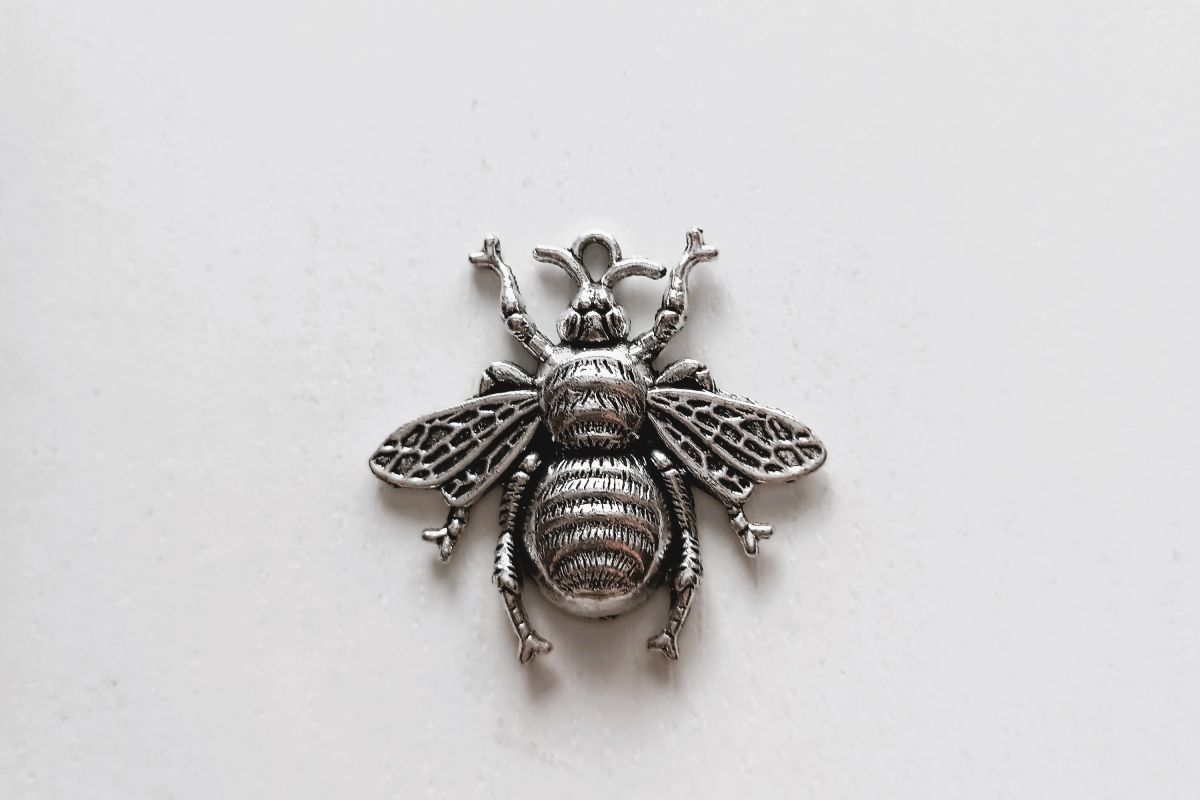 Ozdoba  metalowa niklowany owad 3,8  x 4 cm