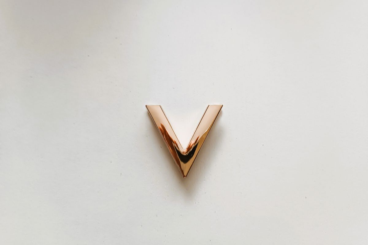 Ozdoba metalowa litera  "V"  - 4,5 cm