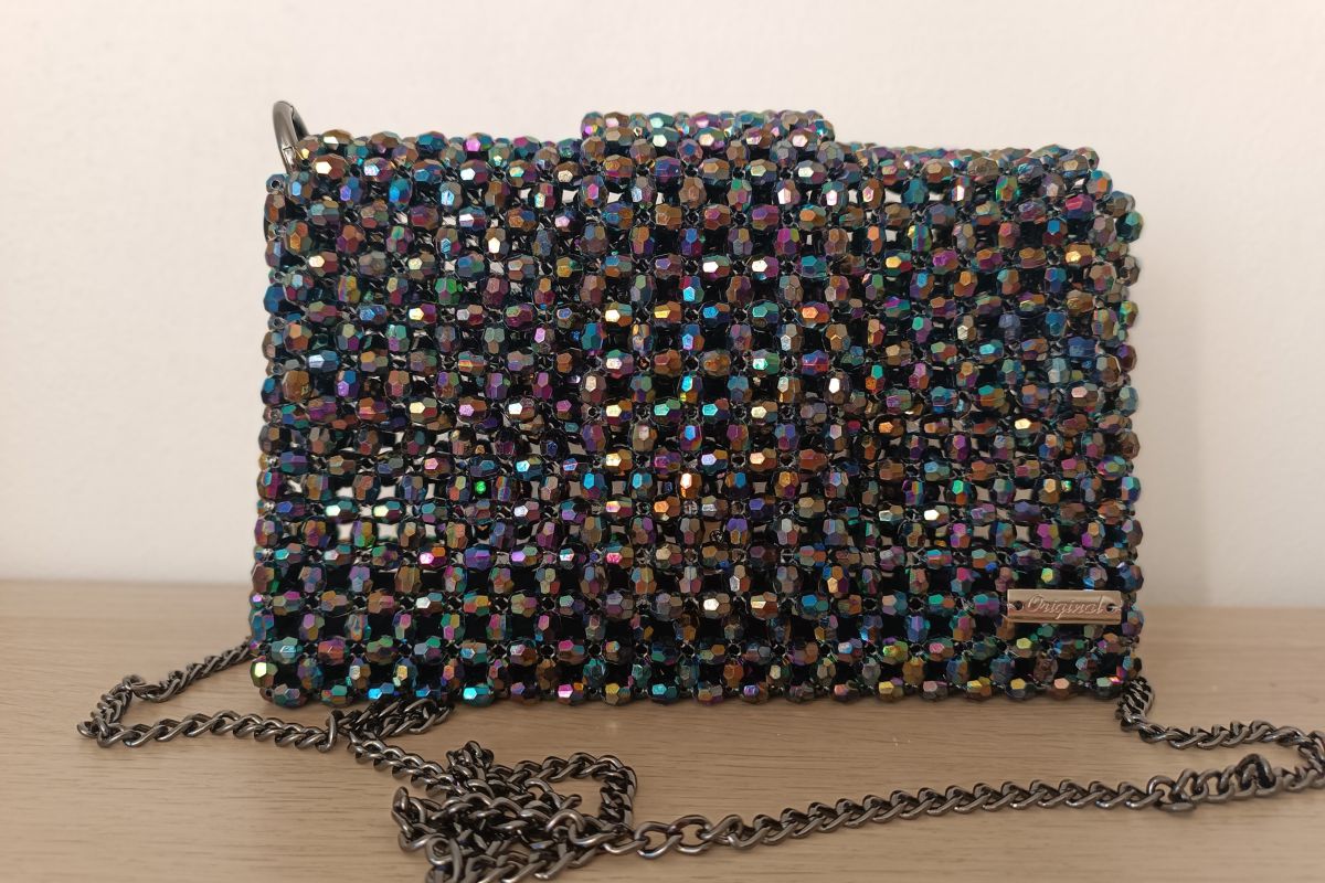 Ręcznie robiona torebka z koralików - czarno - tęczowa