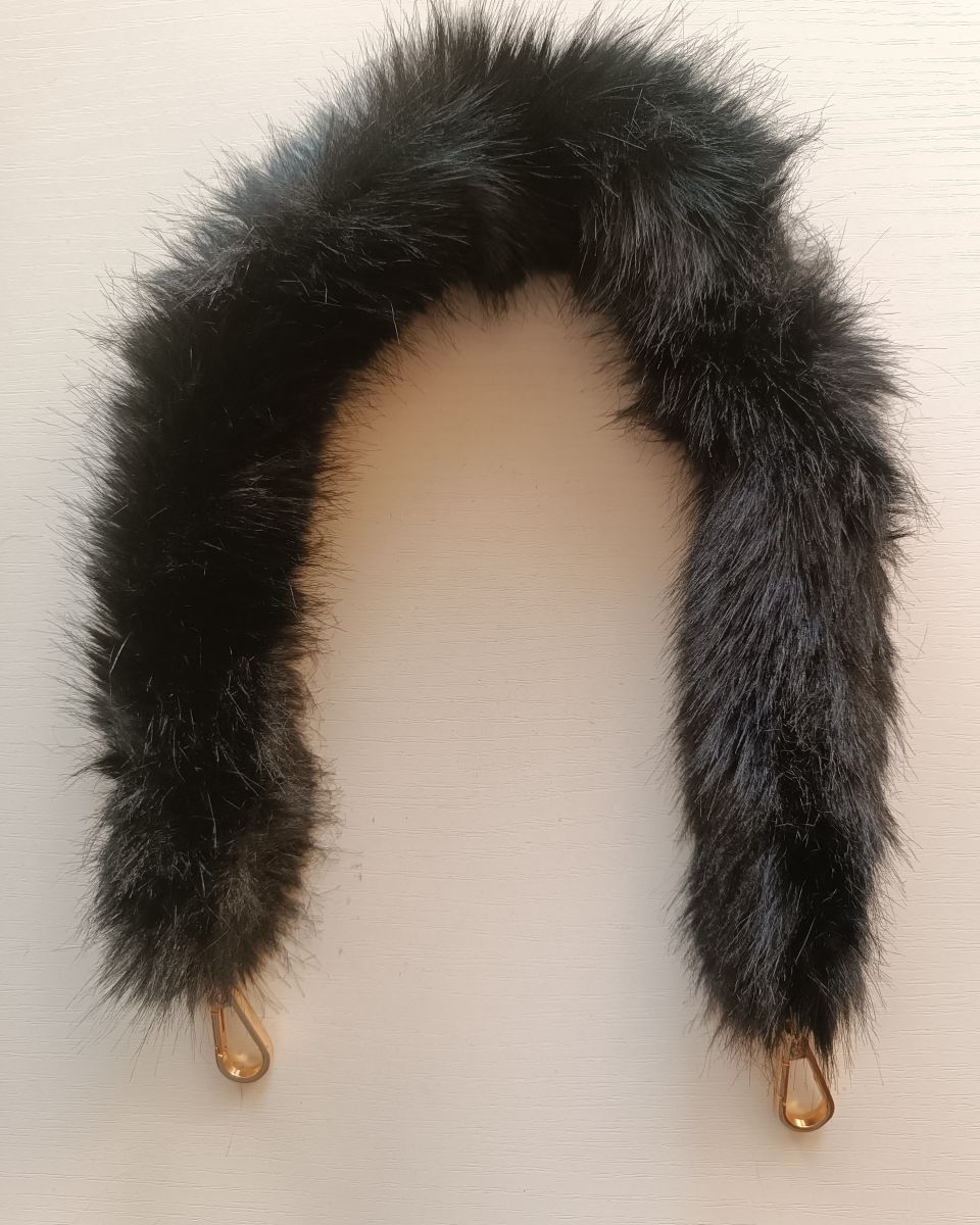 Futrzana rączka z karabińczykami - 65 cm  - czarna